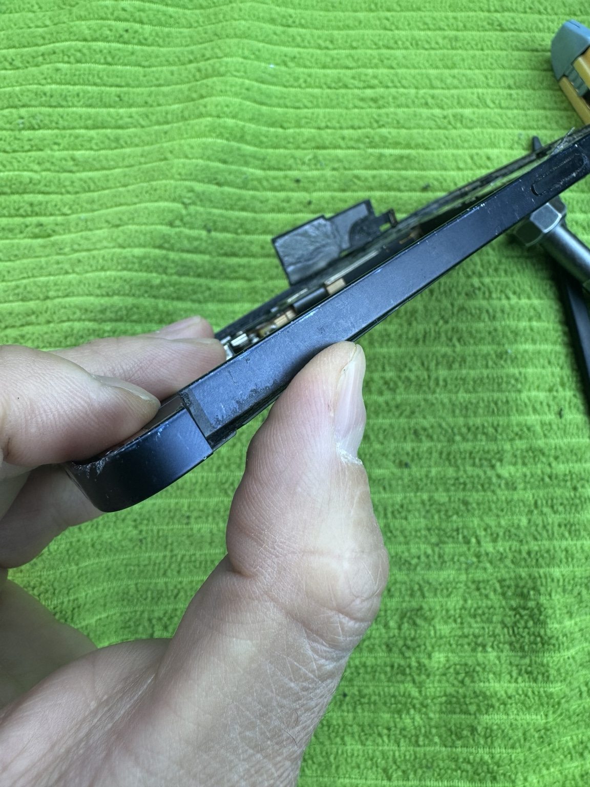 Damage to the iPhone 12 frame before repair